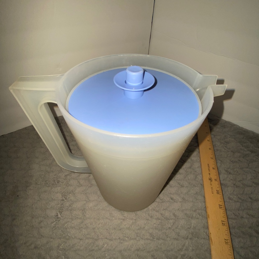 ❤️Vintage Tupperware Pitcher - Sheer With Blue Push Button Lid - #1676 2 QT Pull